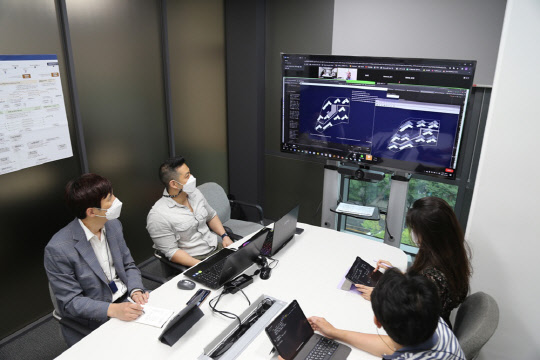 DL이앤씨 직원들이 자동설계 프로그램을 활용해 회의를 하고 있다. <DL이앤씨 제공>